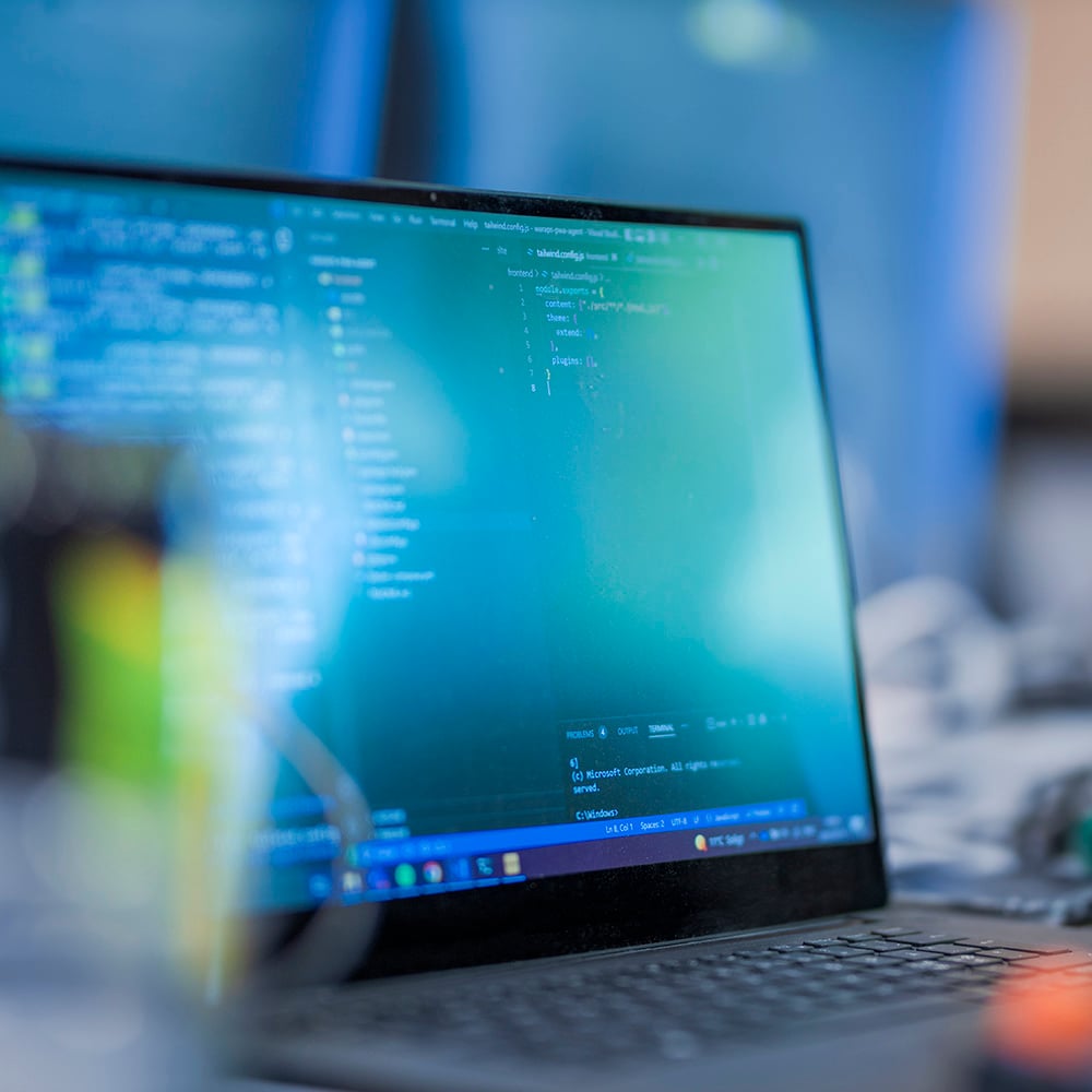 Bärbar dator med kod i utvecklingsmiljö