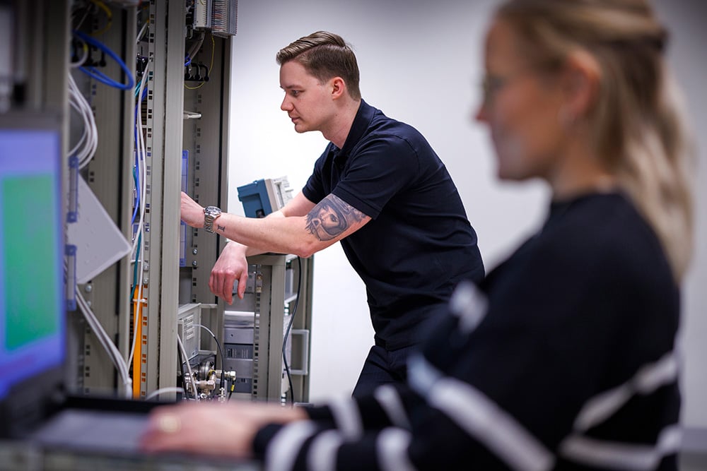 Tekniker i arbete vid serverrack